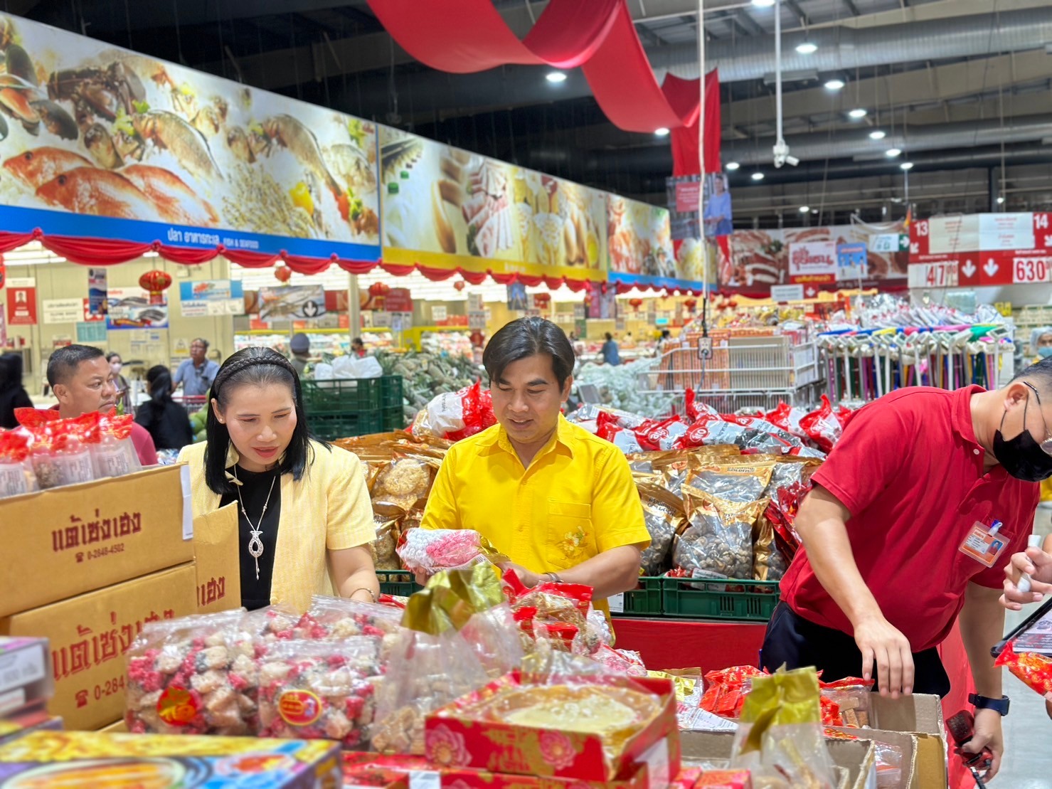 สำนักงานพาณิชย์จังหวัดมุกดาหาร ลงพื้นที่ตรวจราคาสินค้าช่วงเทศกาลตรุษจีน